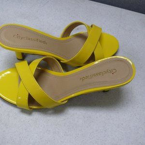 City Classified Criss Cross Dress Sandals Size 7 Yellow NIB Box top missing